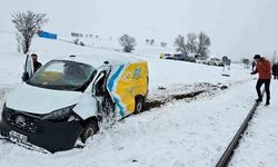 Tokat’ta PTT aracına tren çarptı: 1 yaralı