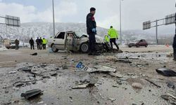 Tokat’ta tıra çarpan otomobildeki sürücü öldü, 2 yolcu yaralandı