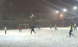 Yoğun kar yağışı futbol aşkına engel olamadı