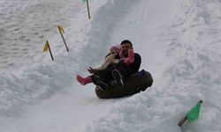 Abant Gölü’nde tatilciler şambrelle kayarak eğlendi