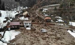 Artvin’de heyelanda bir ev takla atarak devrildi, o anlar cep telefonu kamerasına yansıdı