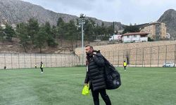 Kadın futbol takımının hem başkanı hem antrenörü hem de malzemecisi