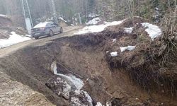 Kastamonu’da heyelan sebebiyle yol çöktü