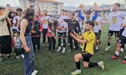 Şampiyonluk maçında futbolcudan, kız arkadaşına evlilik teklifi