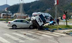 Sinop’ta otomobil hafif ticari araca çarptı: 1 yaralı