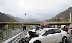 Gümüşhane’de otomobil tıra çarptı: 2 kişi yaralandı
