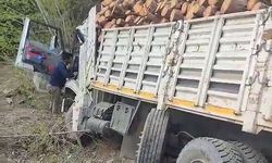 Karabük’te odun yüklü tır devrildi: 2 yaralı