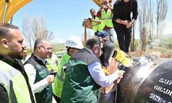 57 bin 700 dekar tarım arazisini sulayacak 191bin 526 metre uzunluğundaki sulama borularına ilk kaynak vuruldu