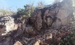 Amasya’da dağdan kopan dev kaya parçaları korkuttu