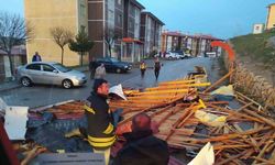 Bayburt’ta fırtına: Rüzgarın uçurduğu çatılar, minibüsteki insanların savrulması güvenlik kamerasına yansıdı