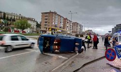 Levhaya çarpan otomobil yan yatarak durabildi: 1 kişi yaralandı