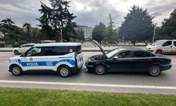 Otomobil, polis ekip otosuna arkadan çarptı