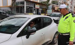Polislerden hayat kurtaran trafik bilgilendirmesi
