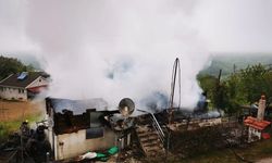 Sinop’ta ahşap ev yanarak kullanılamaz hale geldi