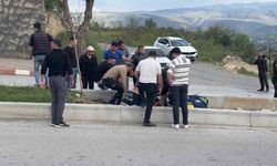 Virajı alamayan motosiklet refüje çarptı: 1 ağır yaralı