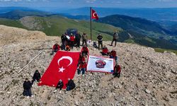 Off-road tutkunları 2 bin 587 rakımlı zirvedeki Türk bayrağını değiştirdi