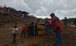 Rize’deki off-road yarışlarında takla atan araç yürekleri ağıza getirdi