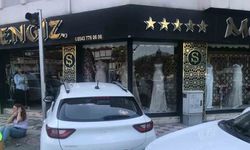 Amasya’da kaza yapan aracın vitrine çarptığı anlar kamerada