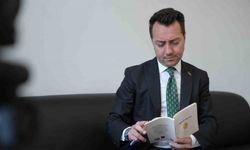 Bayburt tapu müdürü hem okuyor hem yazıyor: Genç müdür 8 üniversite bitirdi 9 şiir kitabı yazdı