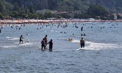 Bunaltan sıcaklarda tatil köyleri ve plajlar doldu taştı