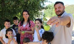 Don felaketinden korunan elmaları satmayıp bahçesine gelenlere ikram ediyor
