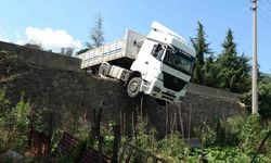 Freni boşalan tır yola sürüklendi, istinat duvarında asılı kaldı