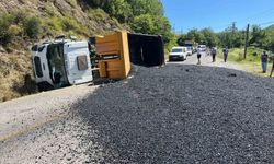 Kastamonu’da asfalt yüklü hafriyat kamyonu devrildi, sürücüsü yaralandı
