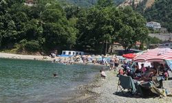 Vatandaşlar sıcak havada deniz keyfi yaşadı