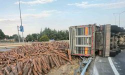 Amasya’da tomruk yüklü tır devrildi: 1 yaralı