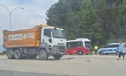 Kamyon ile minibüs çarpıştı 4 kişi yaralandı