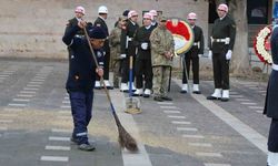 Buğdaylar ayak altında kalmasın diye zamanla yarışıp tören alanını temizledi: "Buğday nimettir, ekmektir"