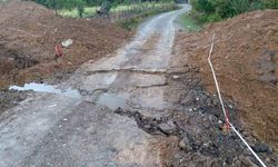 Doğalgaz çalışması sonucu bozulan yollar tehlike oluşturuyor