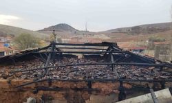 Eski kıyafetleri tandırda ateşe verdi, çatı alev alev yandı