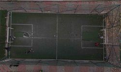 Parktaki halı sahayı, tarlaya çevirdiler