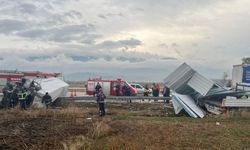 Tokat’ta yapı malzemesi yüklü kamyonete çarpan minibüs sürücüsü yaralandı