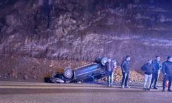 Yola düşen kayalardan kaçan otomobil takla attı: 2 yaralı