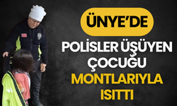 Ünye’de, Polisler Üşüyen Çocuğu Montlarıyla Isıttı