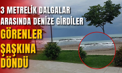 3 Metrelik Dalgalar Arasında Denize Girdiler, Görenler Şaşkına Döndü