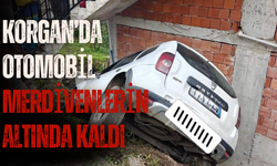 Korgan’da Otomobil Merdivenlerin Altında Kaldı
