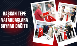 BAŞKAN TEPE VATANDAŞLARA BAYRAK DAĞITTI