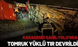 Karadeniz Sahil Yolu’nda Tomruk Yüklü Tır Devrildi