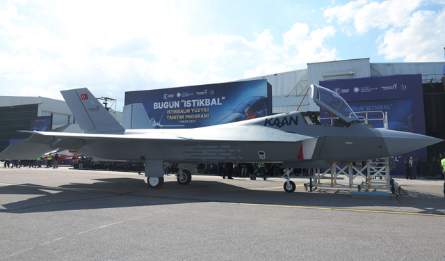MİLLİ UÇAKLAR GÖVDE GÖSTERİSİ YAPTI