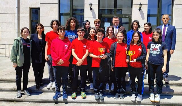 TUBİTAK YARIŞMASINDA DERECEYE GİREN ÖĞRENCİLERDEN ZİYARET