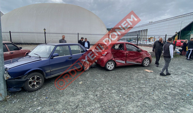 Ordu'da Bir Kaza Daha! Minibüs Otomobile Çarptı!