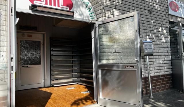 ALMANYA'DA CAMİYE TAŞLI SALDIRI!