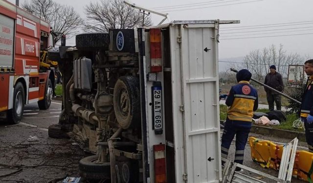 Samsun’da yoldan çıkan kamyon aydınlatma direğine çarptı: 4 yaralı