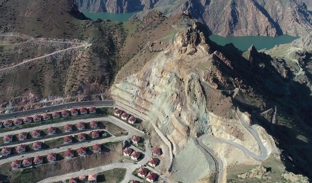 Heyelan riski süren kaya düşmelerinin yaşandığı Yeniköy’de incelemede bulundular