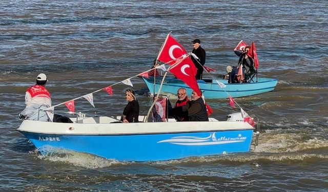 Cumhuriyet için denizi kayıklarla doldurdular