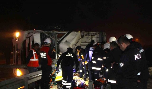 Amasya’da hurda yüklü tır devrildi, araçta sıkışan sürücüyü ekipler kurtardı