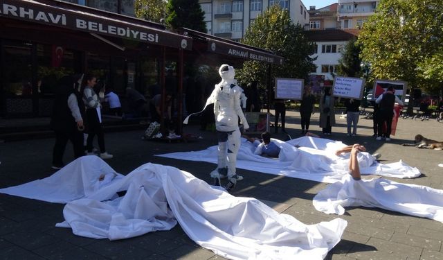 Artvin’de üniversite öğrencilerinden Filistinli çocuklar için kefenli protesto